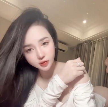 Chu Thúy Quỳnh dễ thương như hoa hậu bị tung clip bậy