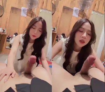 Clip 18+ cô bạn gái quyến rũ với làn da mịn màng và nét đẹp ngọt ngào